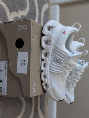 On Running Kids White Cloud-Inspired Sneakers with Silver Logo